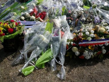 29.03.2015 Stele_Blumen mit Foto