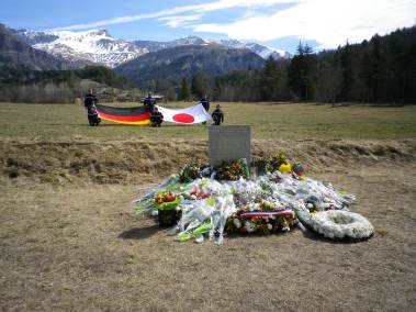 29.03.2015 Stele_Flaggen