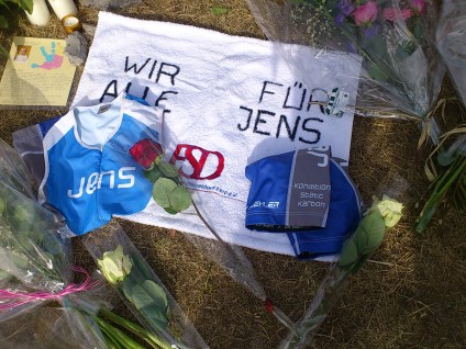 © Oliver Plum 03.04.2015_Olli_Stele mit Triathlonanzug2.jpg