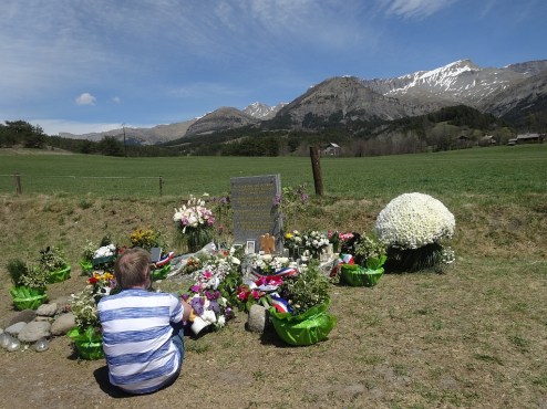 22.04.2015 Wolli vor Stele_verklGerhard
