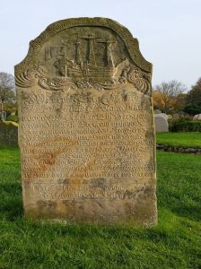 © Brigitte Voß 15.10.31_Grabstein klein Schiff_140334